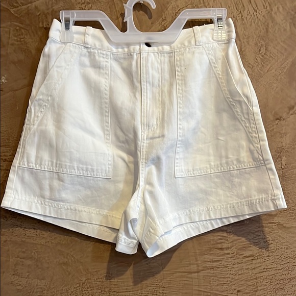 White Women's Shorts size 2 NWT - Picture 1 of 4